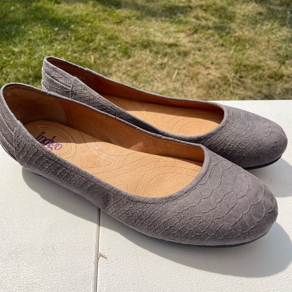 BRAND NEW Indigo by Clark’s flat